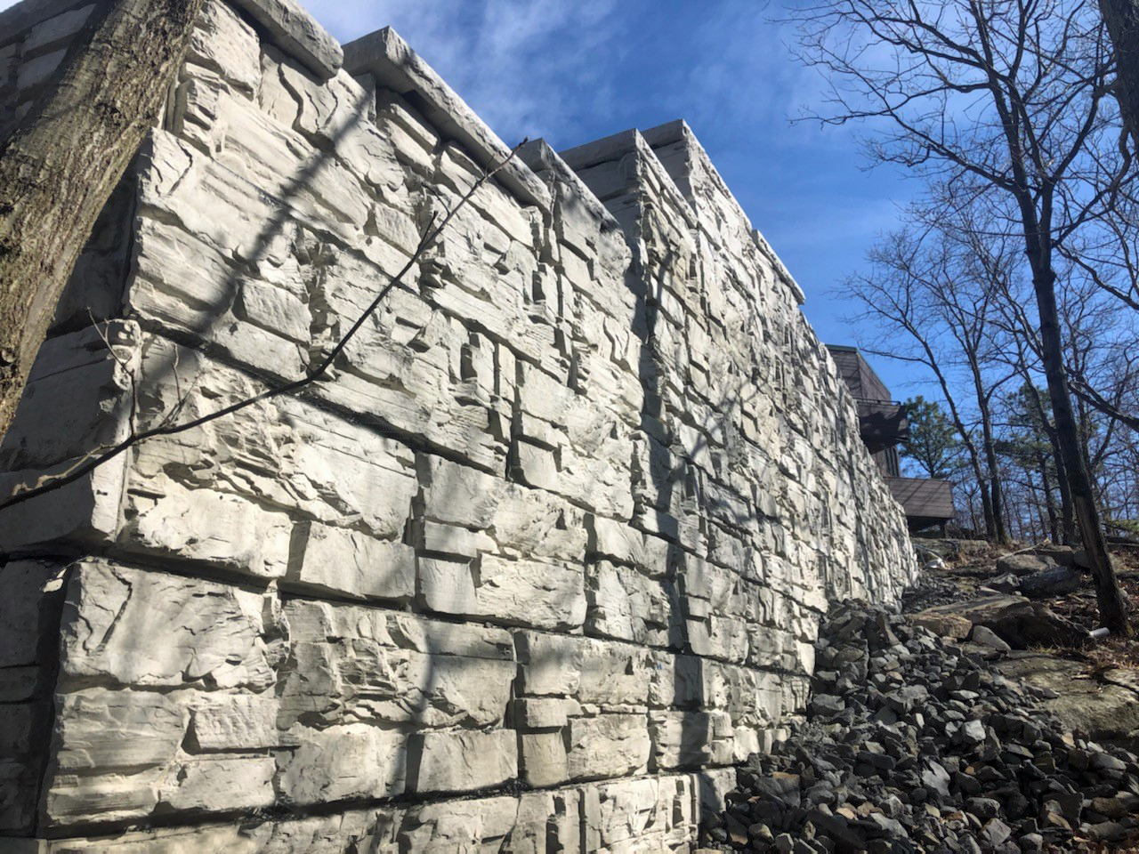Tall MaxumStone Ledge Face Retaining wall with corners